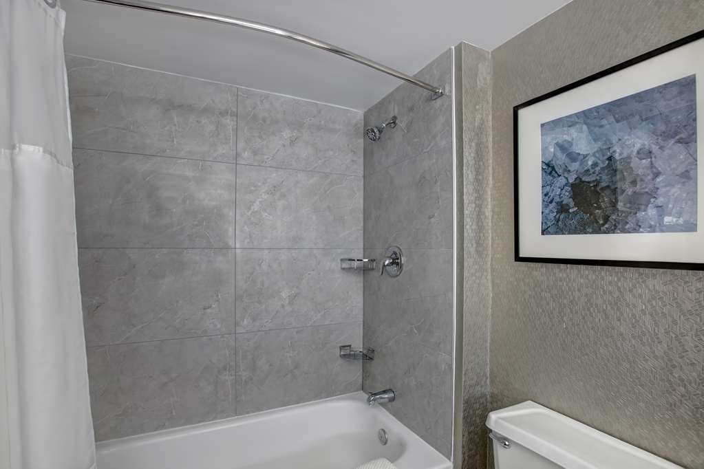 Guest room bath Embassy Suites by Hilton Syracuse East Syracuse (315)446-3200