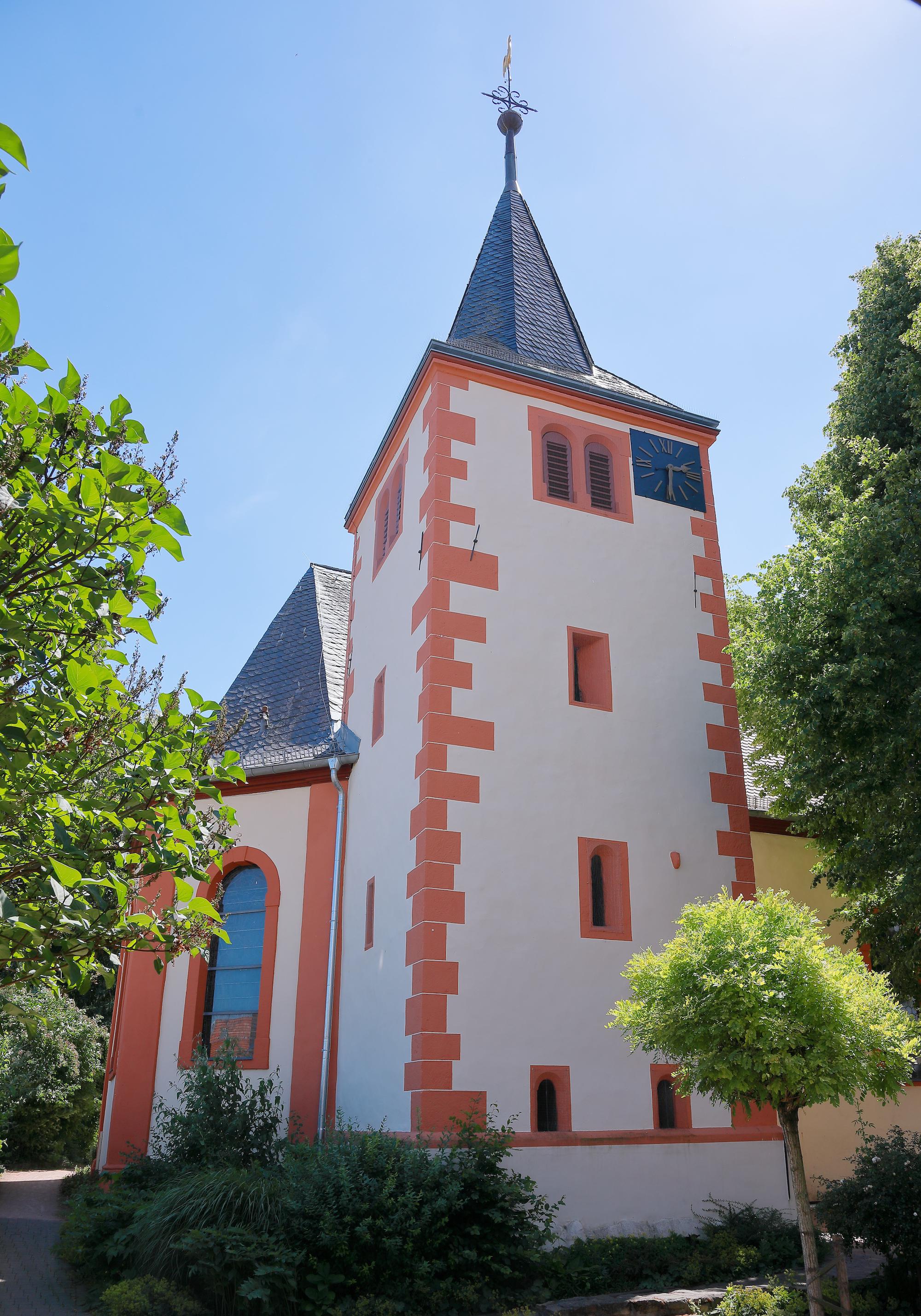 Der Turm der Kirche in Selzen (12. Jahrhundert) ist das älteste Bauwerk des Ortes. Der Kirchbau stammt aus der Renaissance. Aufwändig restaurierte Stumm-Orgel.