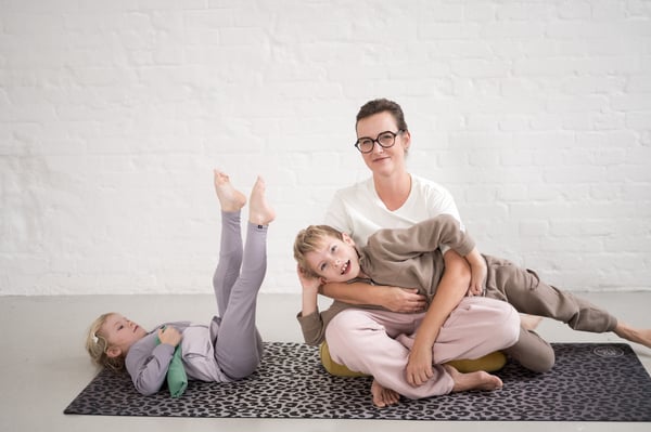 Yogalehrerin aus Berlin beim Kinderyoga
