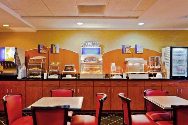 Images Holiday Inn Express & Suites Memphis/Germantown, an IHG Hotel