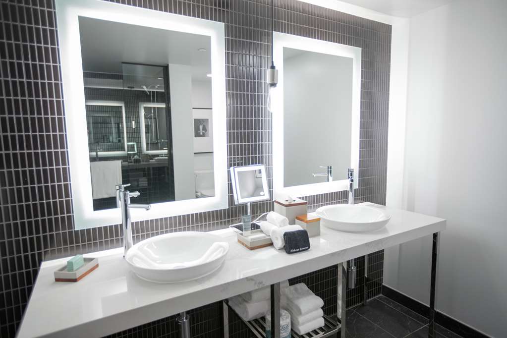 Guest room bath