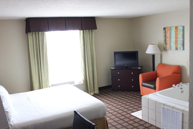 Images Holiday Inn Express & Suites Chicago-Algonquin, an IHG Hotel