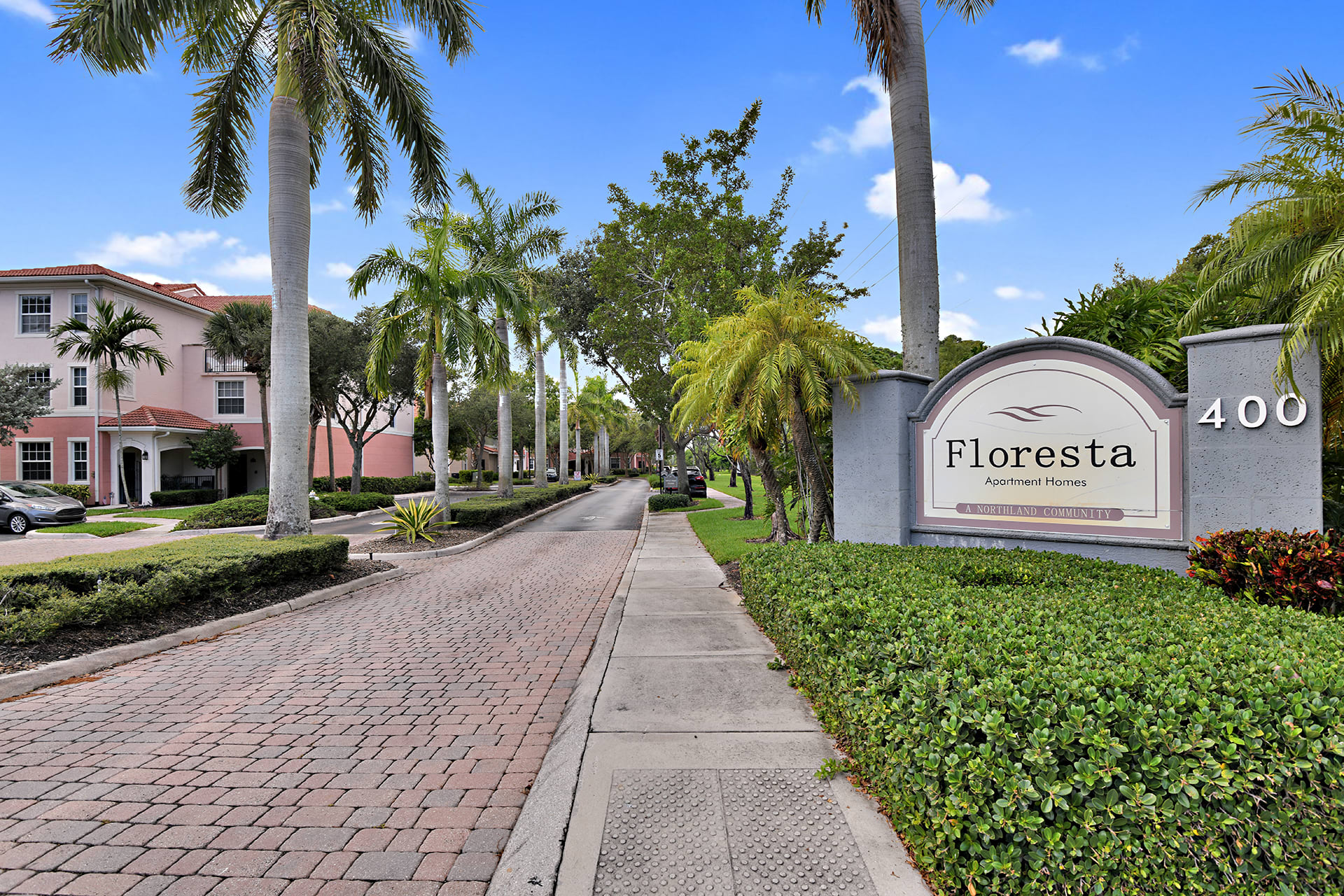 Welcome to Floresta Apartments Sign