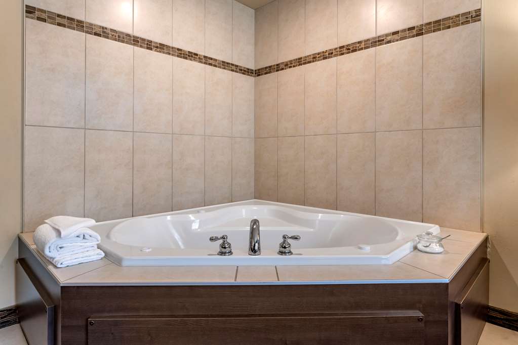 Guest Room Bath w/ Whirlpool Best Western Plus Bridgewater Hotel & Convention Centre Bridgewater (902)530-0101