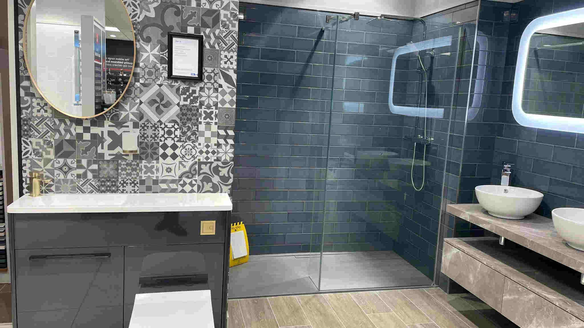 R2 bathrooms contour all in one 1000mm unit gloss anthracite.
