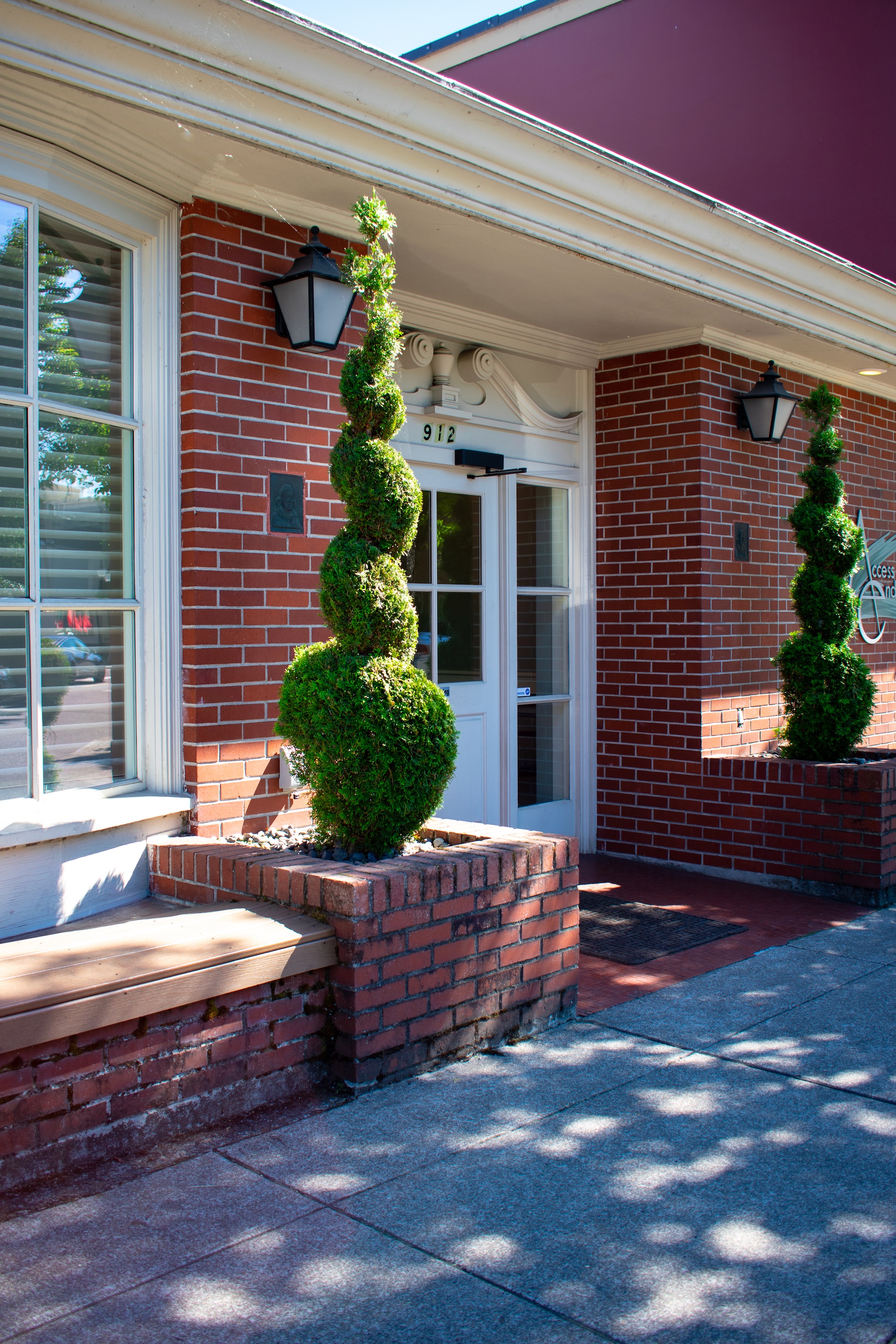Access Endodontics LLC, located in Oregon City, OR, the practice of Dr. Marat Tselnik limited exclusively to endodontic services. Dr. Marat Tselnik is a specialist member of the American Association of Endodontists and a Board-Certified Diplomate of the American Board of Endodontics. Dr. Tselnik and his highly trained staff provide the highest standard of professional care in a friendly, comfortable environment.
By referring you to an endodontic specialist, your family dentist demonstrates a personal concern for the quality of your dental care. Dr. Marat Tselnik utilizes cutting-edge technology and state-of-the-art microsurgical techniques to provide unsurpassed quality in a compassionate environment of professionalism and clinical excellence. At Access Endodontics, we strive to exceed your expectations.