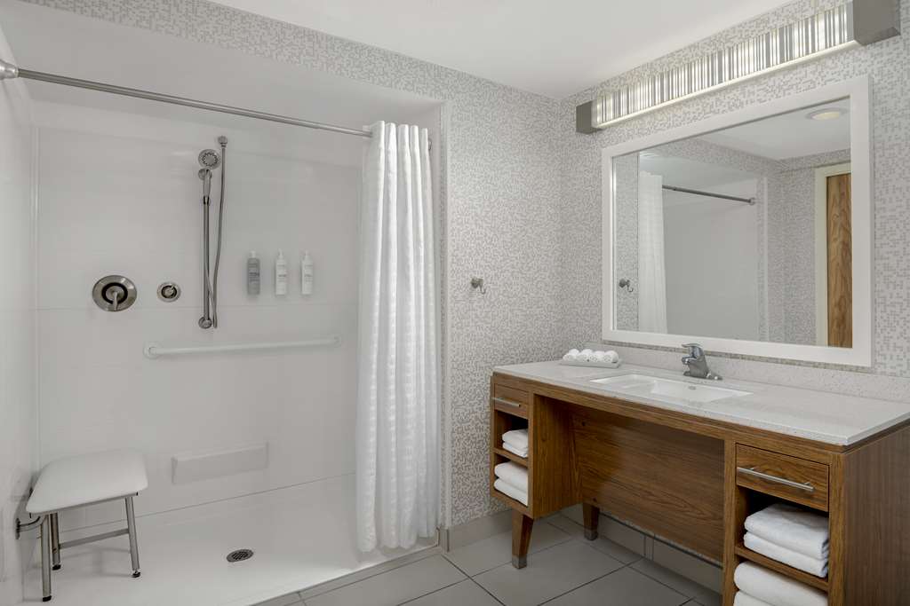 Guest room bath