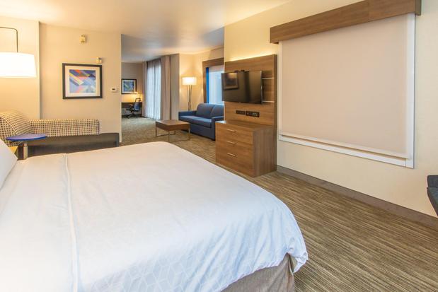Images Holiday Inn Express & Suites Roseville - Galleria Area, an IHG Hotel