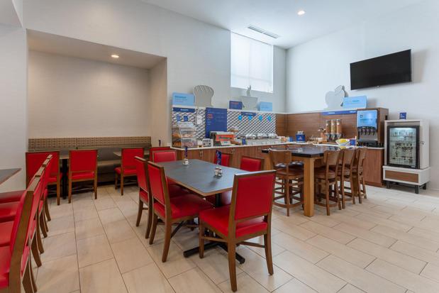 Images Holiday Inn Express LaGuardia Arpt by IHG