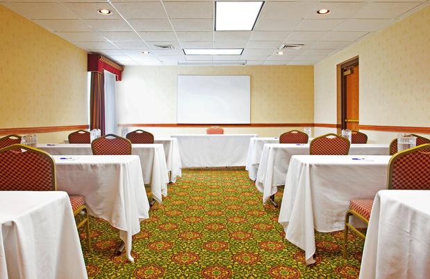 Images Candlewood Suites Grand Rapids Airport by IHG