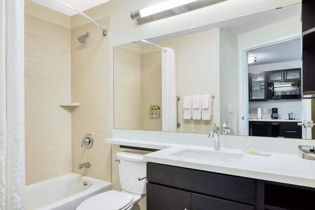Images Candlewood Suites Building 38300