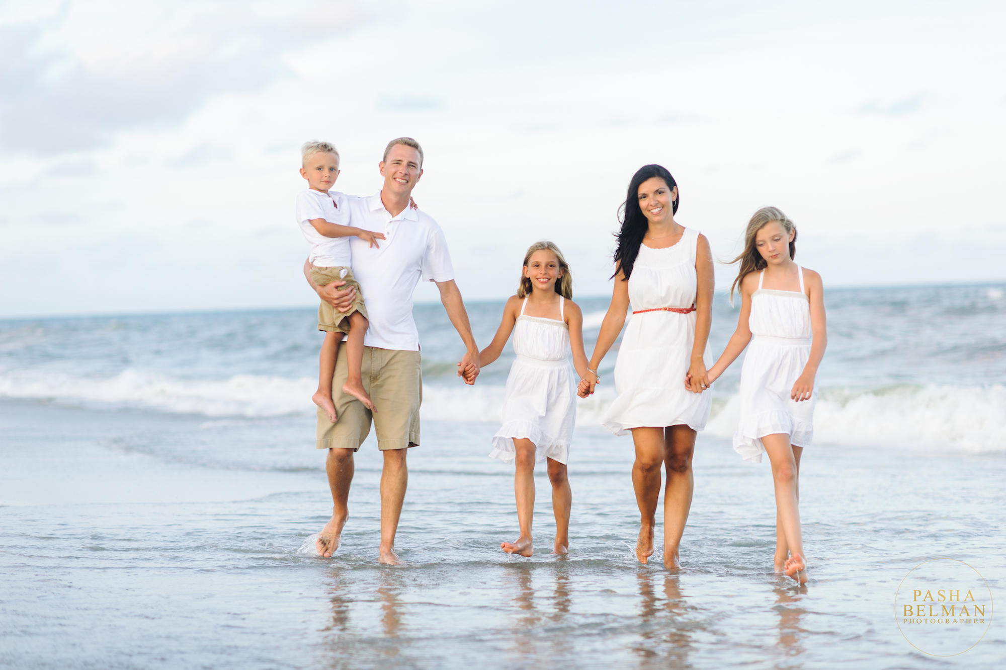 Год семьи год путешествий. Семья на пляже. Счастливая семья. Счастливая семья на море. Красивая семья.