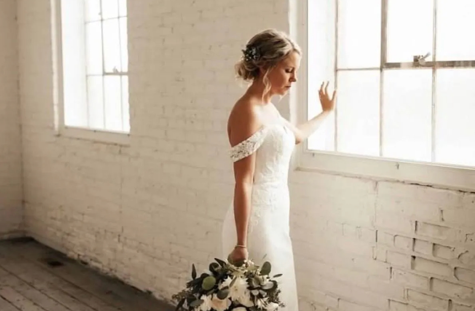 Wedding gown cleaning and archival preservation services[cite: 6]. Ensure your dress remains in perfect condition with our specialized post-wedding cleaning and preservation kits
