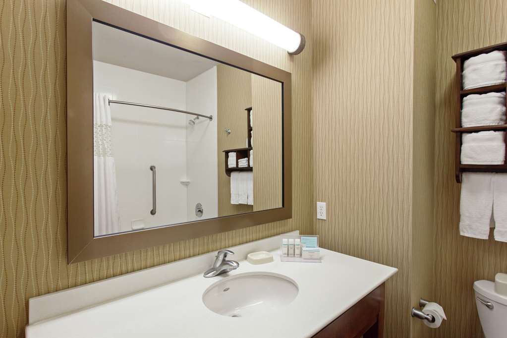 Guest room bath