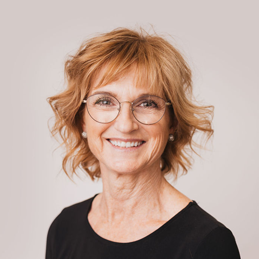 Dara Sewell Zumstien headshot.