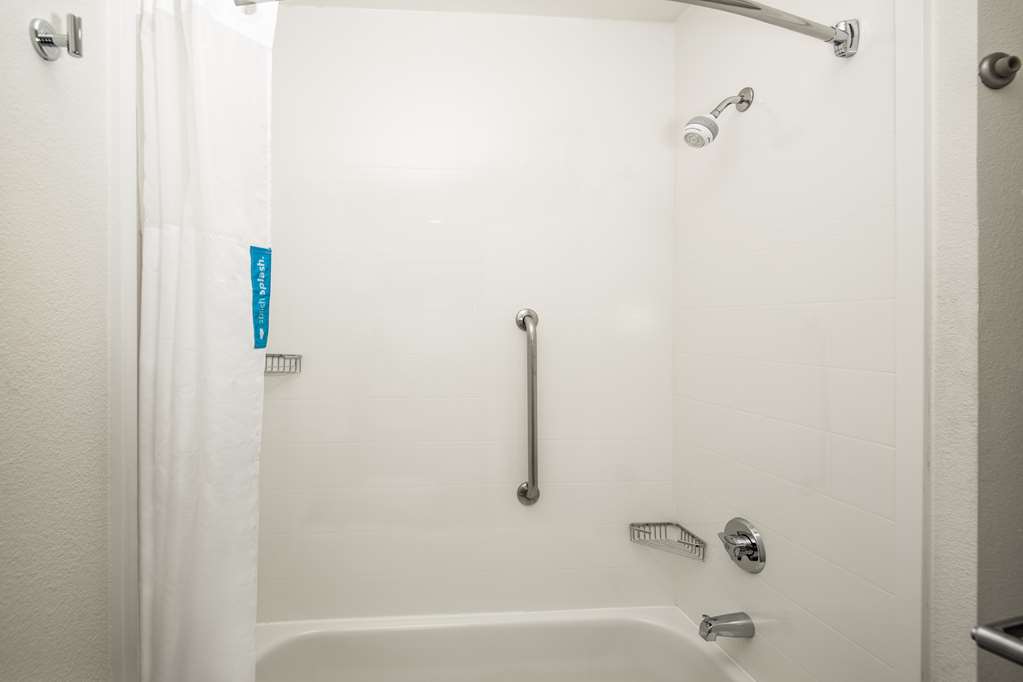 Guest room bath