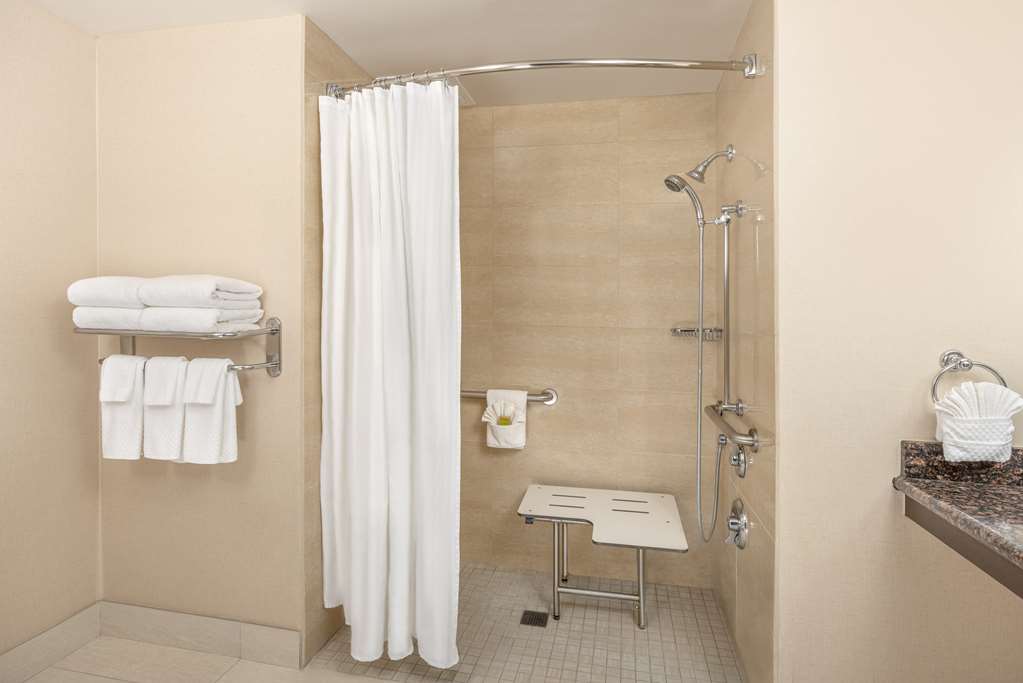 Guest room bath