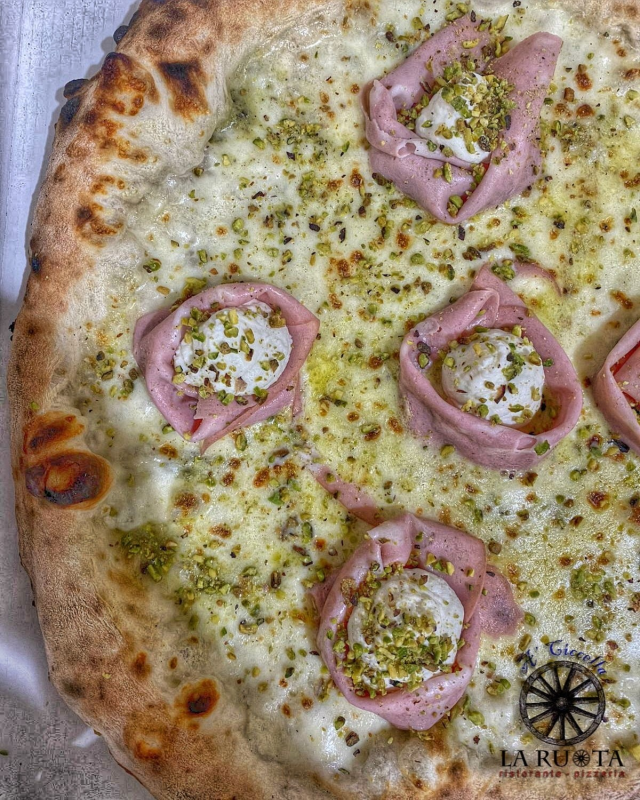 Images Pizzeria La Ruota 1950 " A' Ciccella"