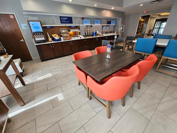 Images Holiday Inn Express & Suites Cincinnati-Blue Ash by IHG