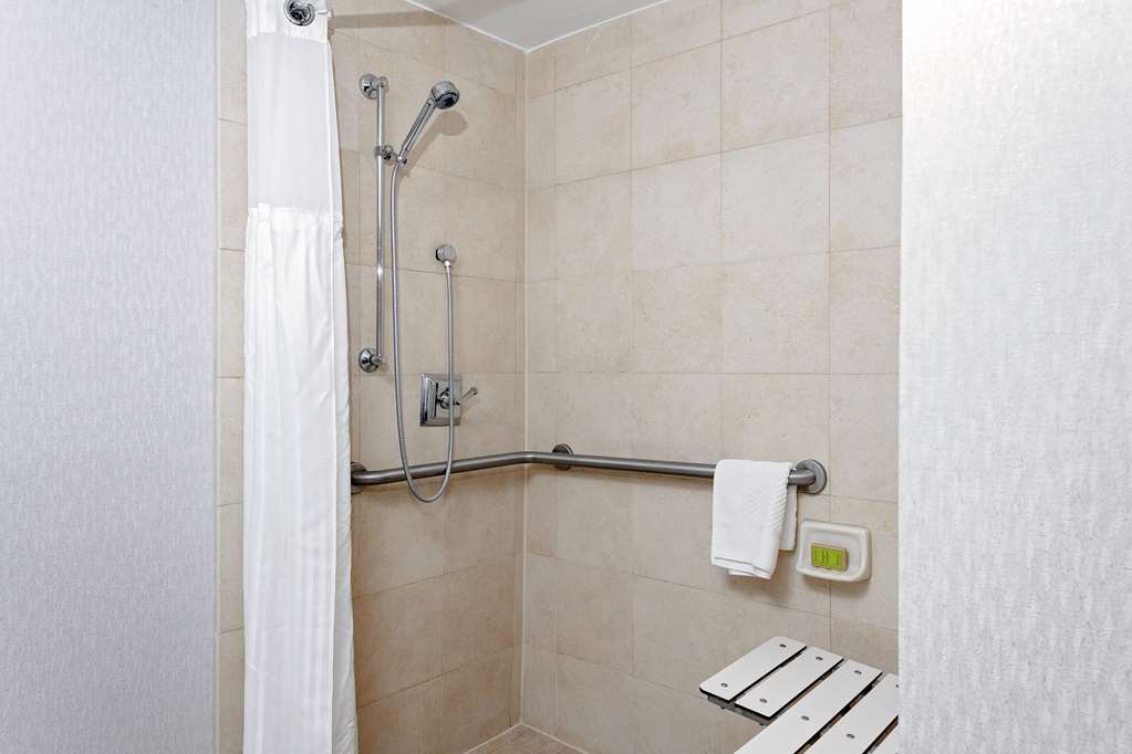 Guest room bath