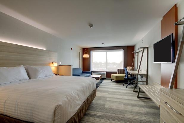 Images Holiday Inn Express & Suites Galesburg, an IHG Hotel