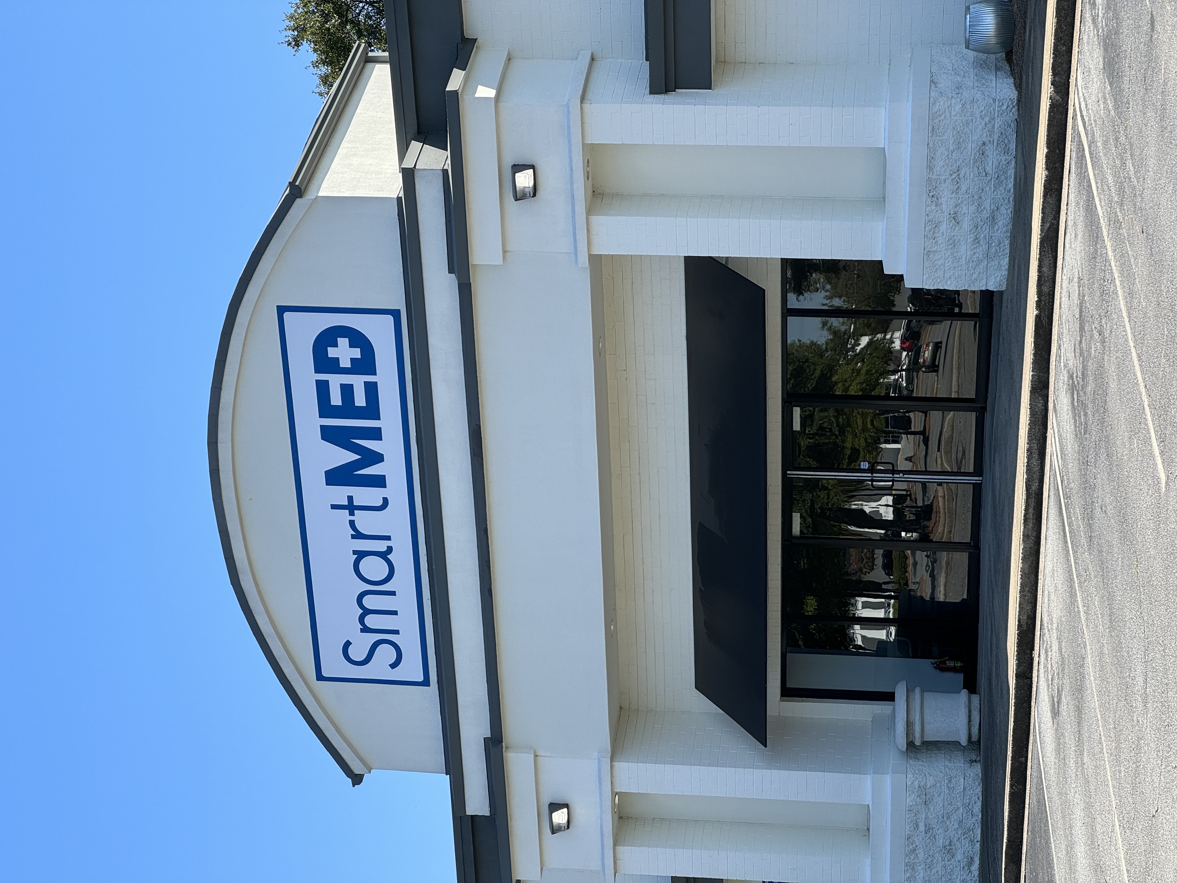 SmartMED is conveniently located at the corner of Alpharetta Hwy and Holcomb Bridge Rd. in Roswell, GA. While most patients choose to remain in the car through their visit, exam rooms are available inside should the need arise.