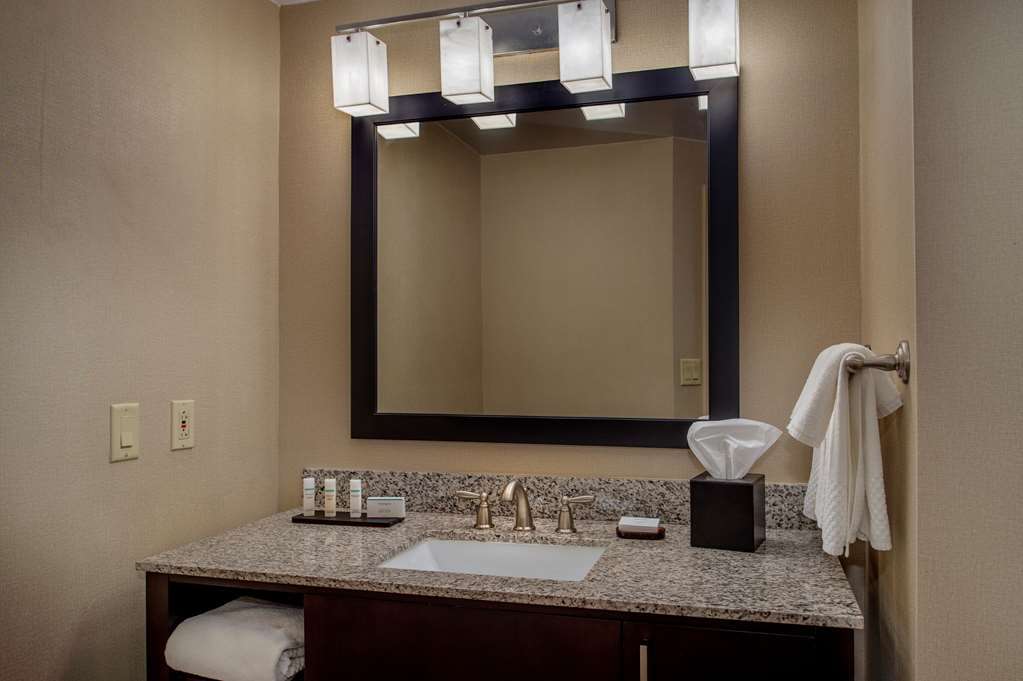 Guest room bath