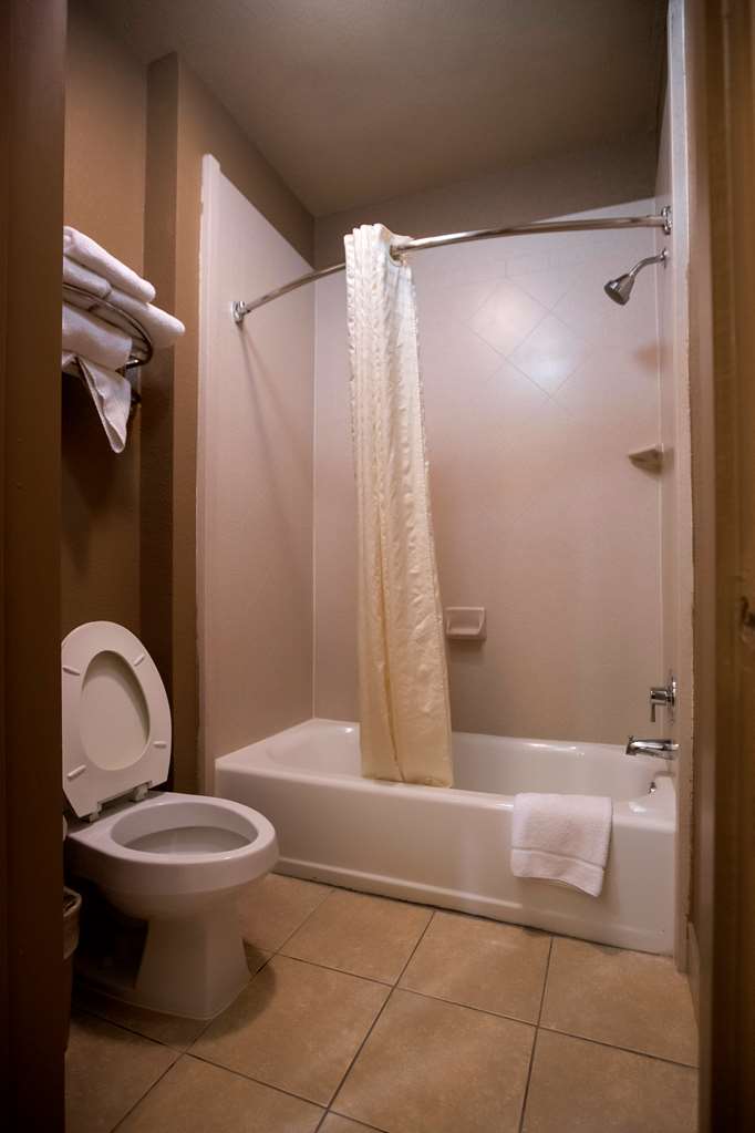 Bathroom Best Western Executive Inn El Campo El Campo (979)543-7033