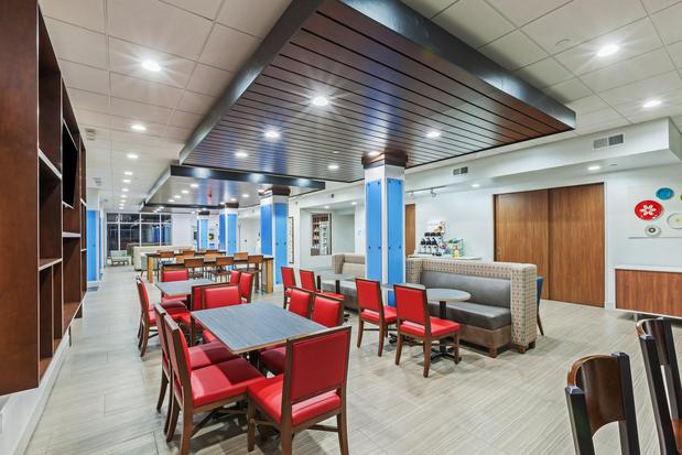 Images Holiday Inn Express & Suites Coffeyville, an IHG Hotel