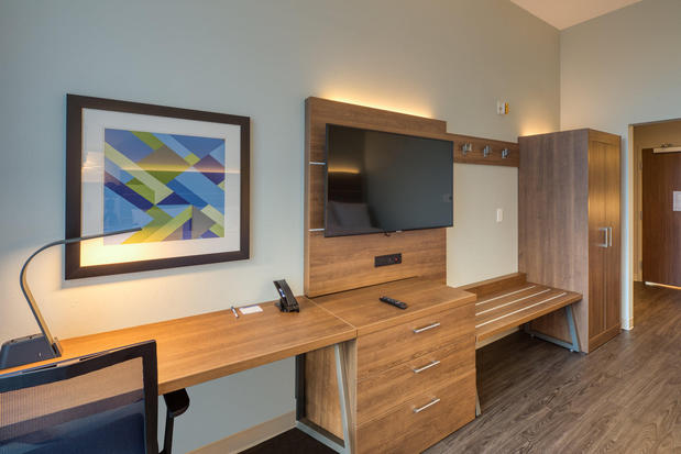Images Holiday Inn Express & Suites Charlotte - South End, an IHG Hotel