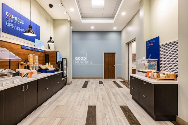 Images Holiday Inn Express & Suites Lincoln Downtown by IHG
