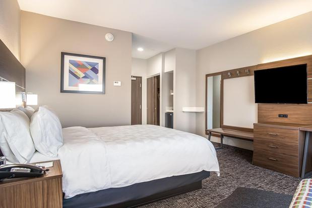 Images Holiday Inn Express & Suites Tulsa East - Catoosa by IHG