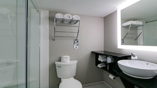 Images Holiday Inn Manhattan at the Campus by IHG