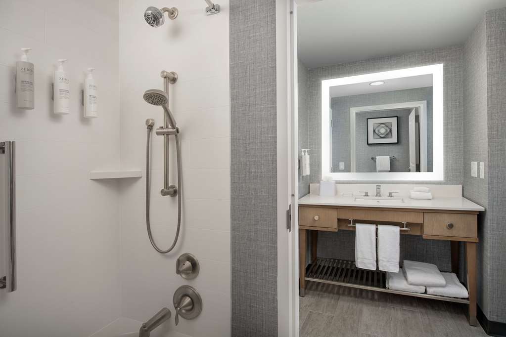 Guest room bath