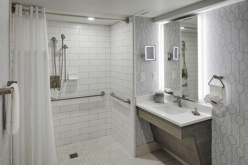 Guest room bath