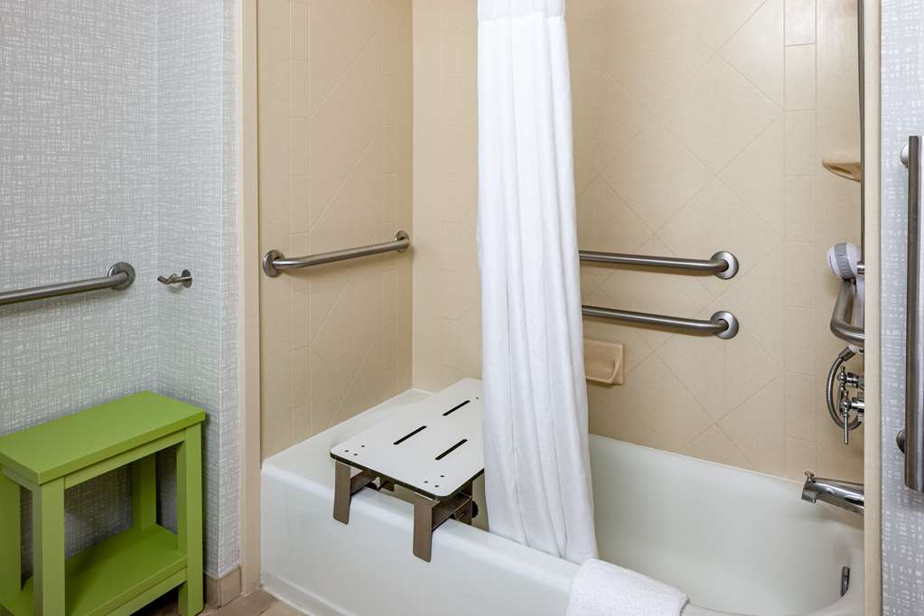 Guest room bath