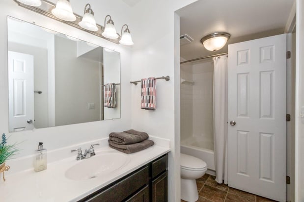 Images Lakeside Crossing at Eagle Creek Apartments and Townhomes