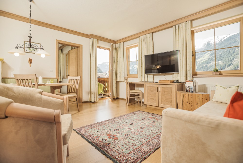 Bild zu In unseren liebevoll eingerichteten 4* Wohlfühl-Apartments, Ferienwohnungen und Komfort-Zimmern im malerischen Zell am Ziller, spüren Sie die beruhigende Kraft der heimischen Holzarten.