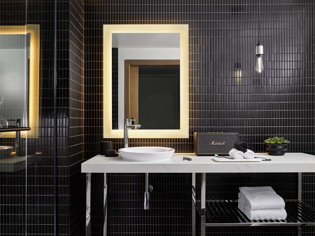 Guest room bath