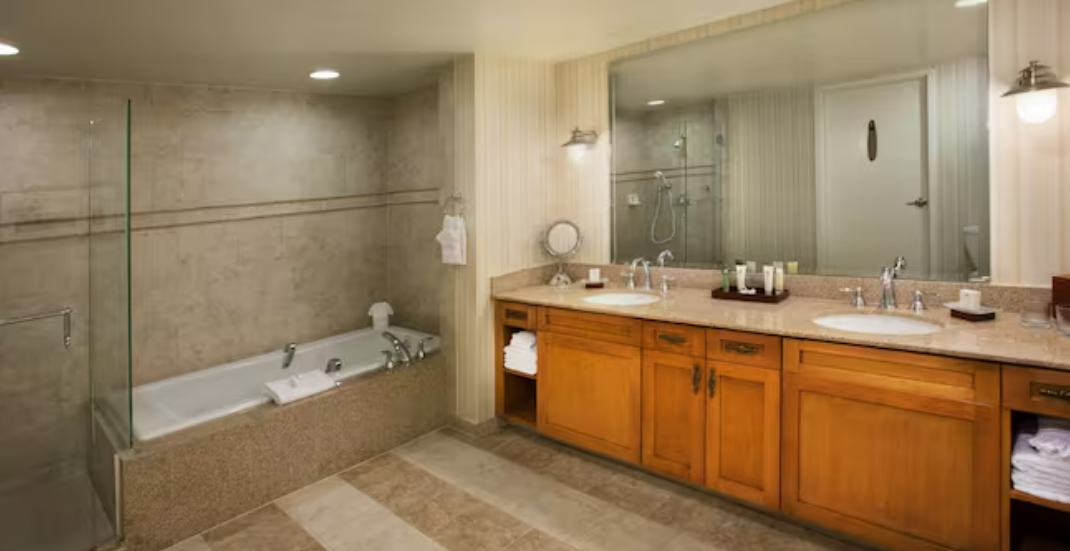 Disney's Paradise Pier Hotel Laguna Signature Suites 1-2 Bedrooms Bathroom