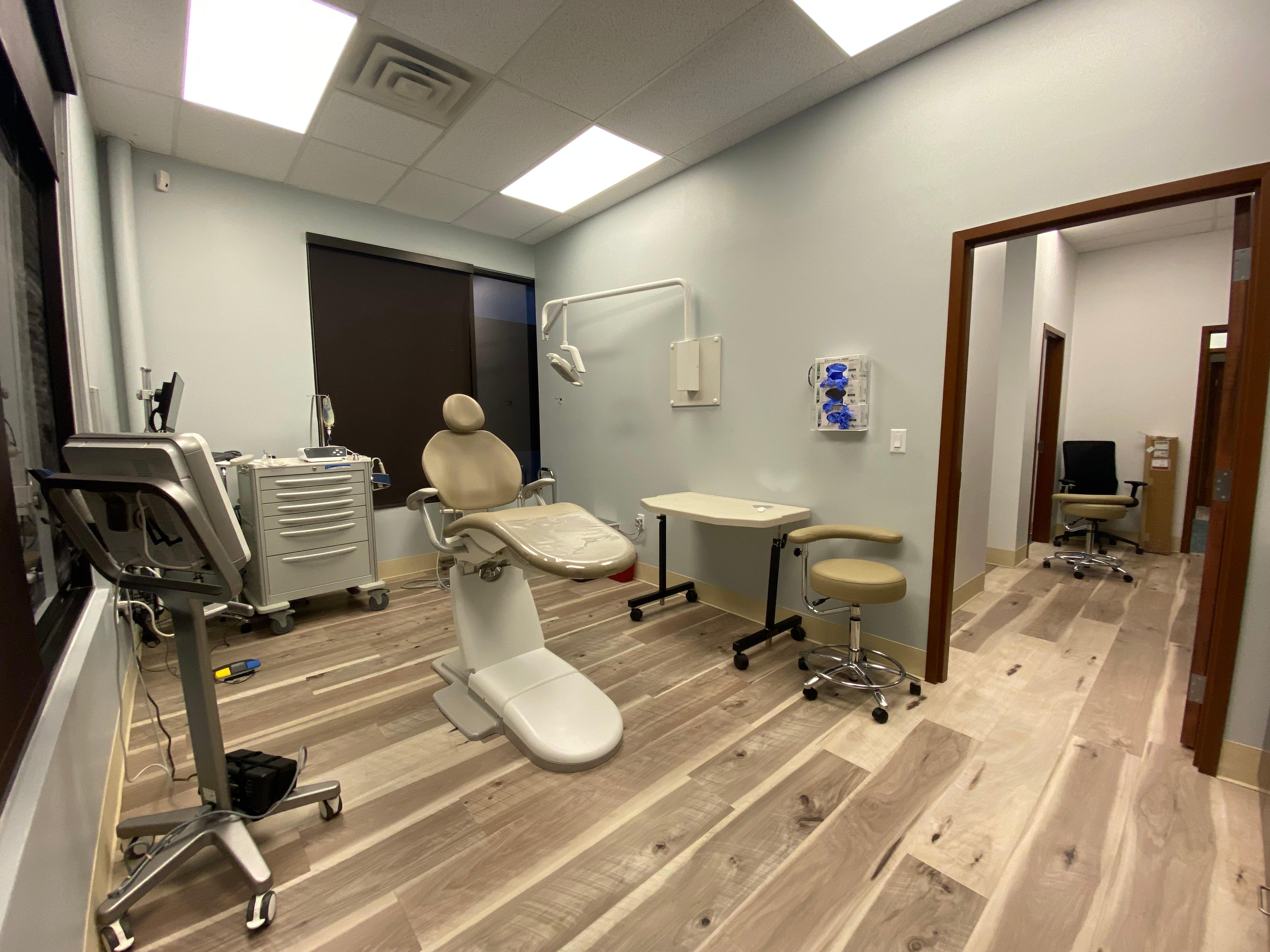 At Castle Dental & Implants, we make sure every dental visit is comfortable. Dr. Eakin and his dental team in Pasadena, Texas will thoroughly explain your treatments so there won't be any surprises.
