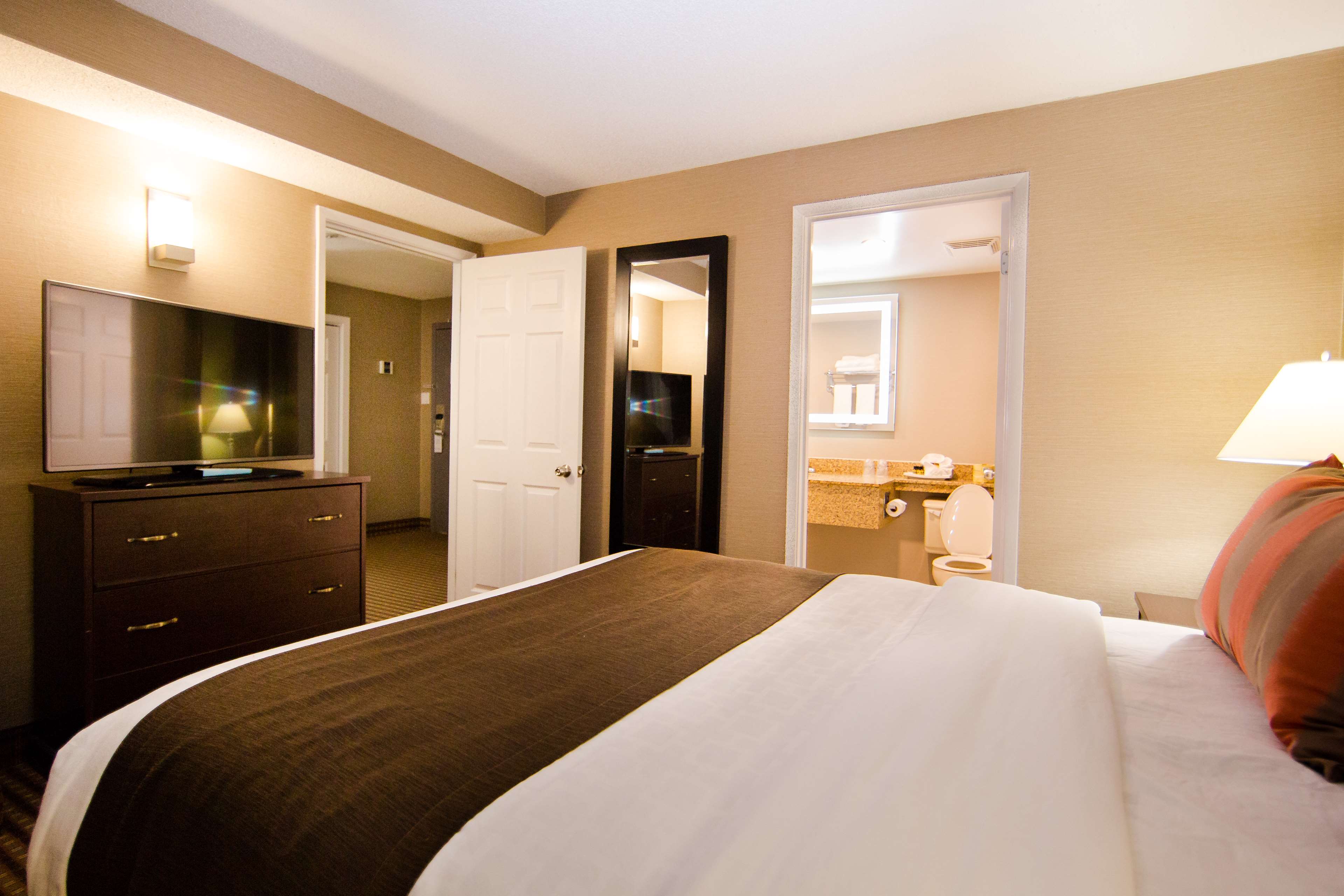 Queen Suite Bedroom Best Western Plus Ottawa Kanata Hotel & Conference Centre Ottawa (613)828-2741