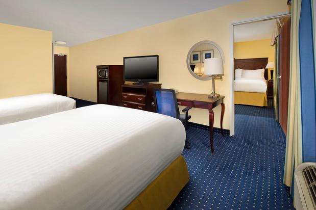 Images Holiday Inn Express & Suites San Antonio West-Seaworld Area by IHG
