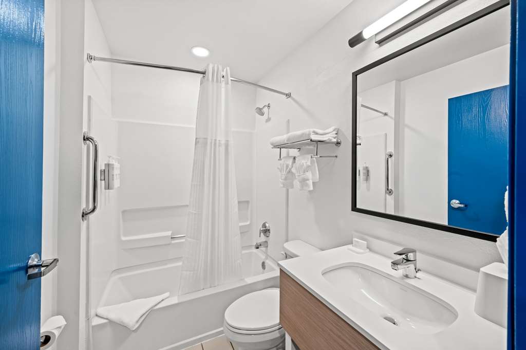 Guest room bath