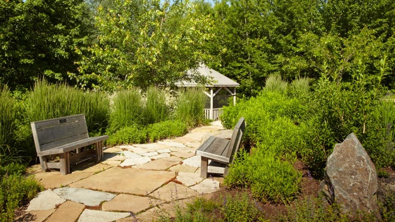 photo of the garden benches at the Aspirus Hospice House
