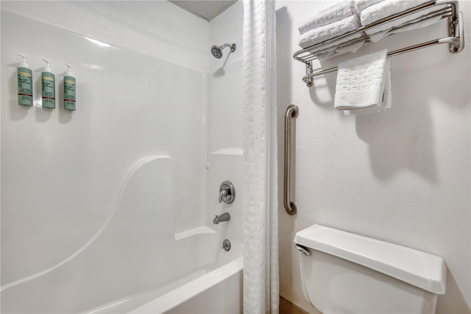 Queen Bathroom