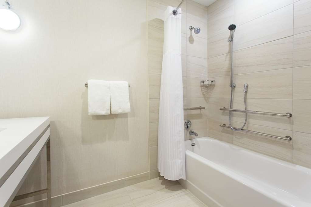 Guest room bath