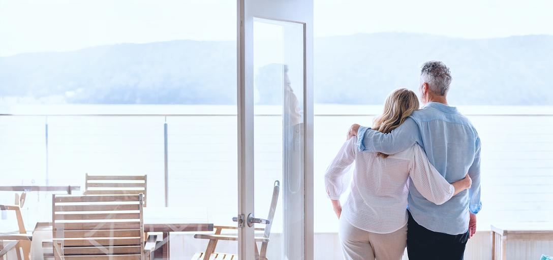 Un couple regardant une étendue d’eau.