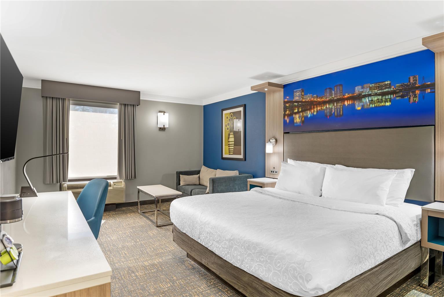 1 King Bed w/ Sofabed