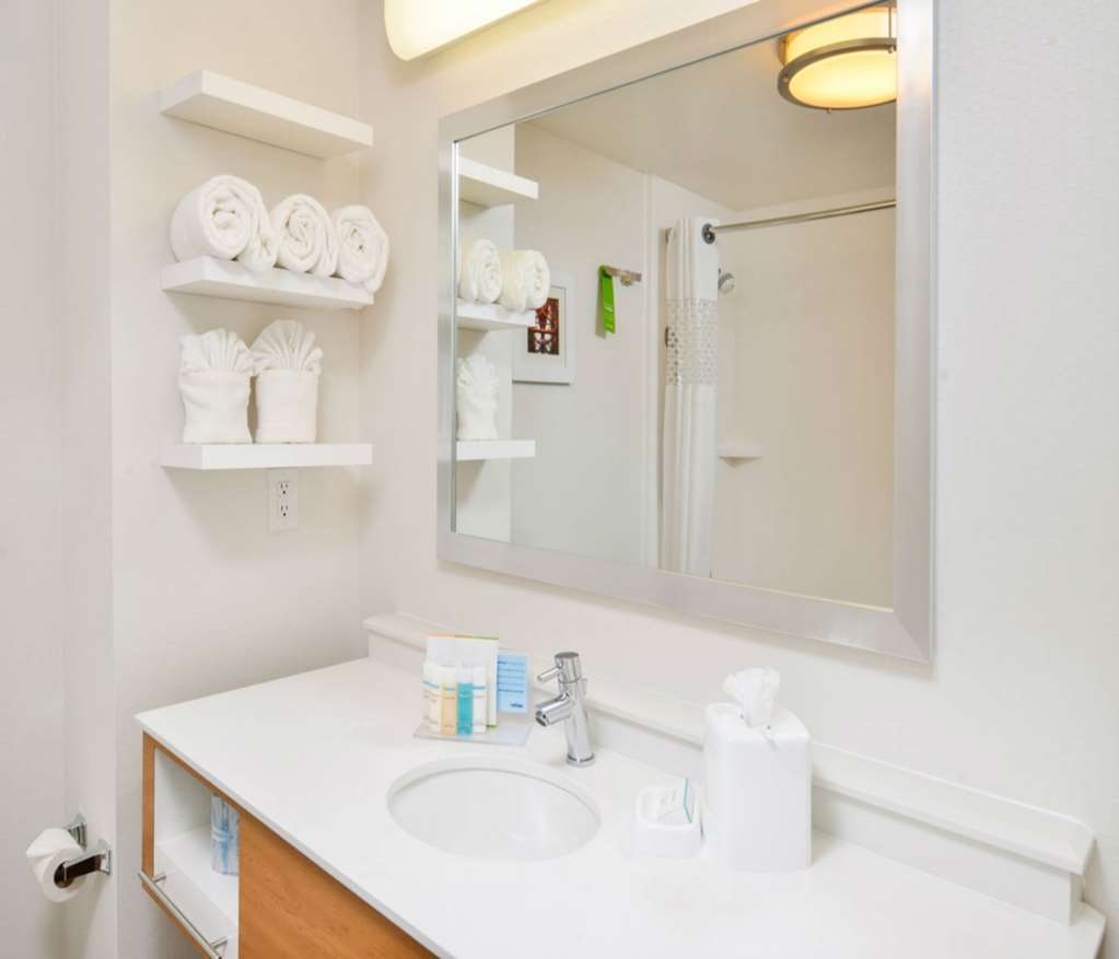 Guest room bath
